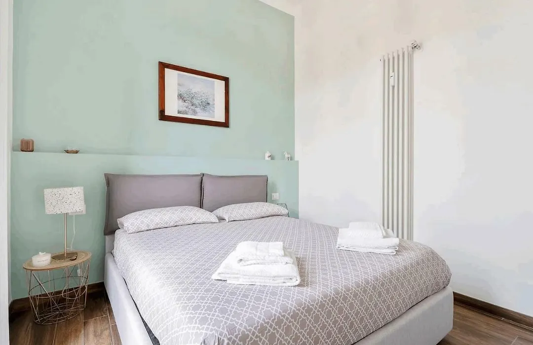 Guesthost - Isola View Renovated Apartment-1